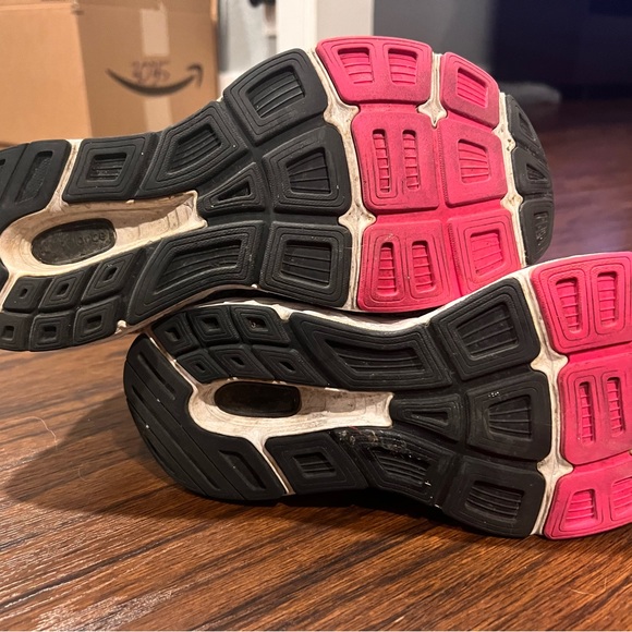 New Balance Women's 680 V6 Running Shoe - Picture 3 of 4